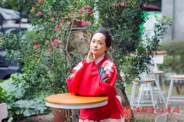 [图]腾讯美女员工穿汉服上班 原因出乎意料
