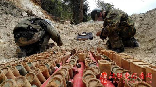 官兵正在进行诱爆爆炸物前的各项准备工作
