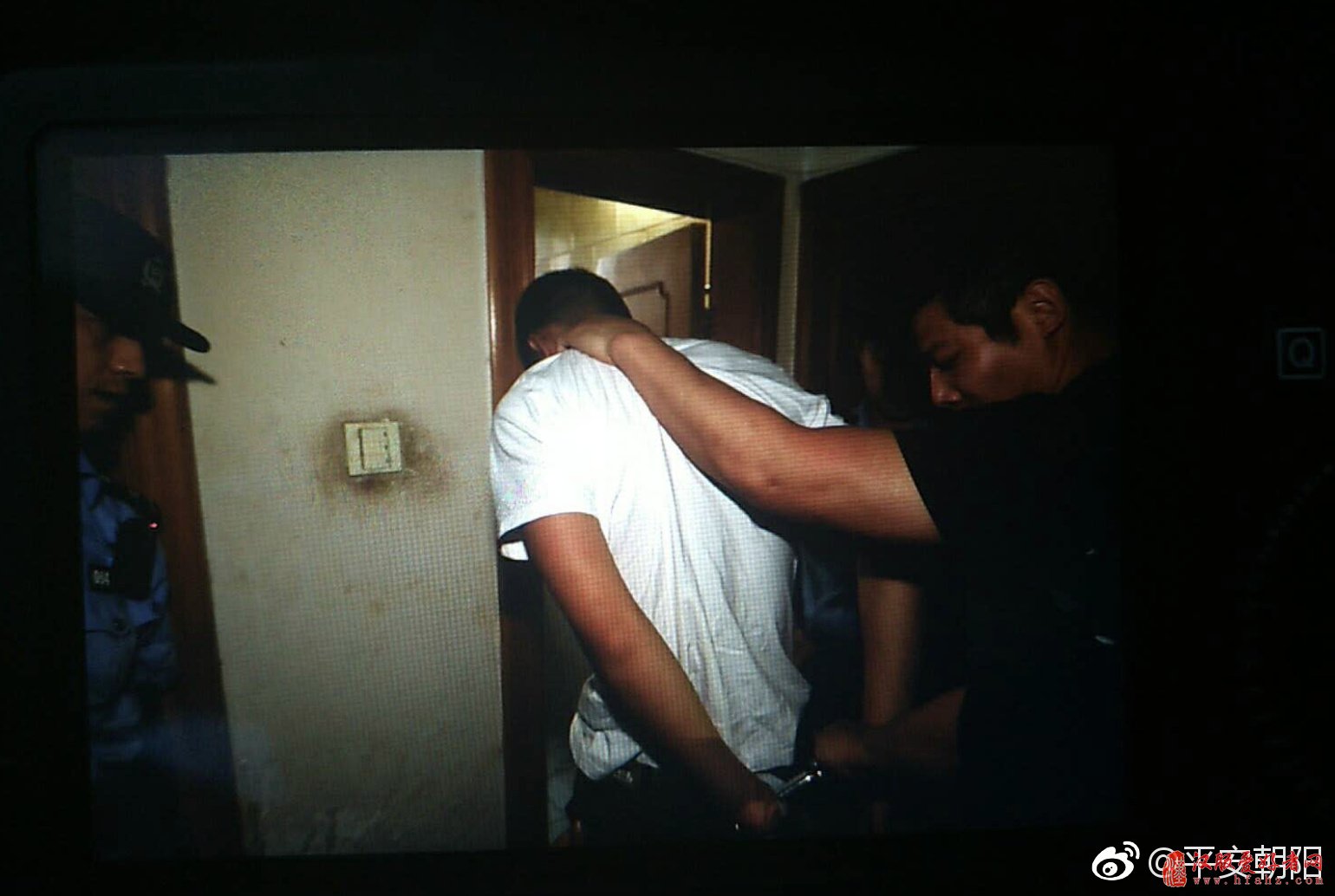 男子在北京双井街头疑用专业格斗术打人 已被抓