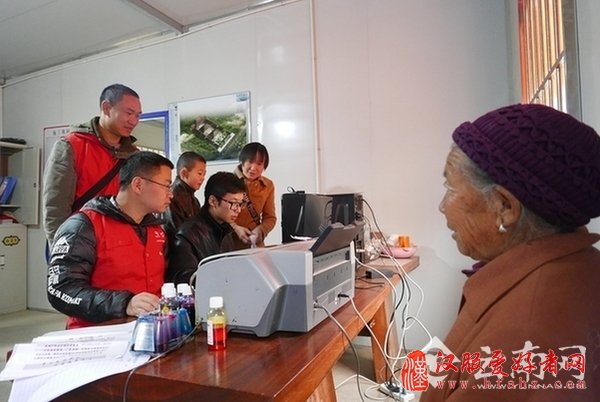 为老人冲印全家福照片