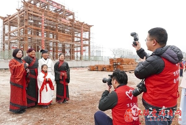 志愿者为市民拍摄全家福