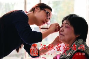 最近热播的大型古装电视剧《云中歌》《琅琊榜》中各种华丽汉服,着实吸睛,再度带起了汉服写真风。在重阳节即将到来之际,丁墙社区联合公益组织华夏文化传承社志愿者,为社区里20多户困难家庭的老人免费拍摄了汉服写真大片,让老人们也“狠狠”过了把汉服瘾。通讯员