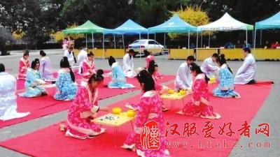 西北师大学子穿汉服进行围棋赛 琵琶曲伴奏(图