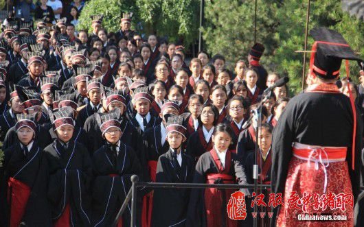 7月25日,来自捷克、美国、加拿大、荷兰、芬兰、瑞士等国的近200位华裔师生,在陕西铜川参与着汉服、行汉礼活动,切身感受中华传统文化魅力。张远