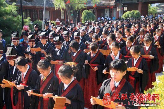 7月25日,来自捷克、美国、加拿大、荷兰、芬兰、瑞士等国的近200位华裔师生,在陕西铜川参与着汉服、行汉礼活动,切身感受中华传统文化魅力。张远