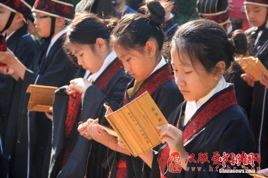 7月25日,来自捷克、美国、加拿大、荷兰、芬兰、瑞士等国的近200位华裔师生,在陕西铜川参与着汉服、行汉礼活动,切身感受中华传统文化魅力。张远