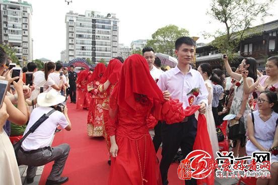 七夕节常德30对新人举行集体中式婚礼 市领导证