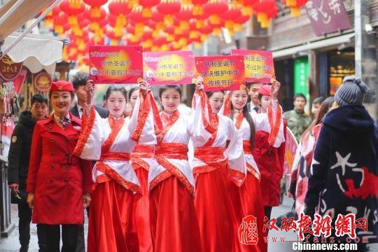 四川一高校学子着汉服举标牌呼吁“抵制圣诞节”