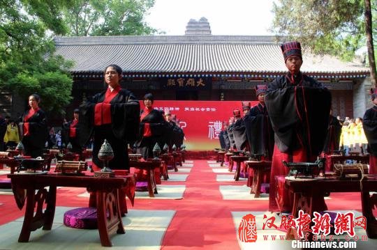 图为汉服成人礼现场。　李思默　摄