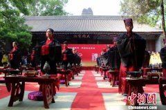 西安中学生“五四青年节”体验汉服成人礼(图