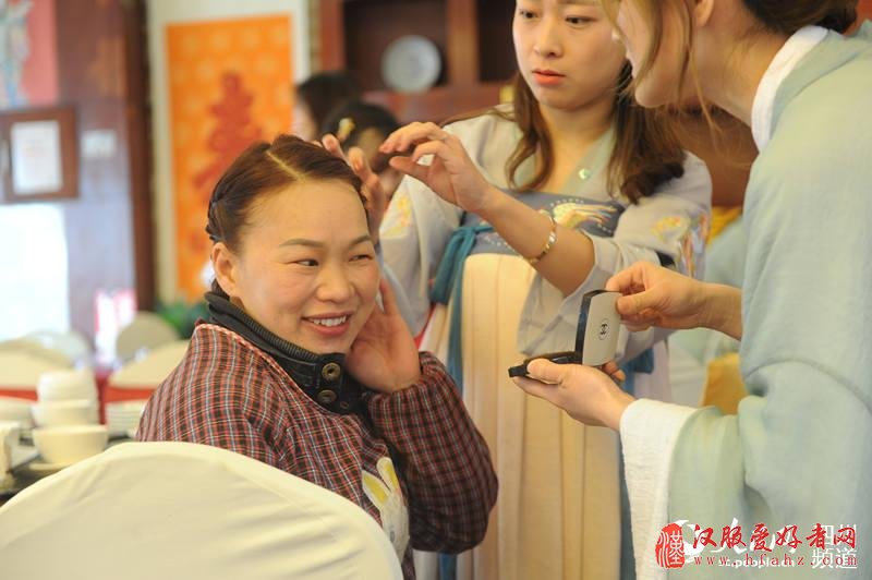 成都女农民工妇女节穿汉服庆祝 发扬传统文化