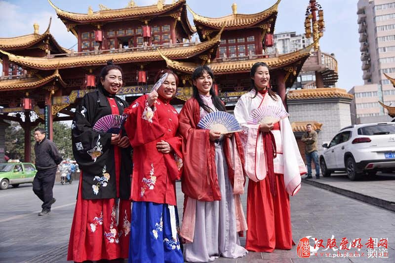 成都女农民工妇女节穿汉服庆祝 发扬传统文化