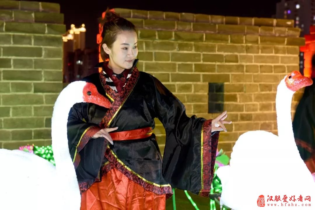 城墙上演穿越剧 汉服少女扮美古都灯会