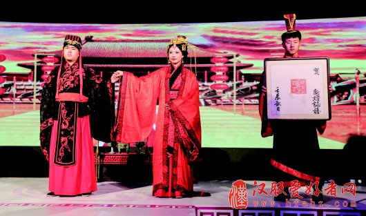 2017青岛国际婚恋节:中式传统婚礼玩穿越(图)