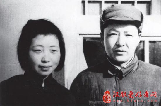 1947年，习仲勋与齐心在延安