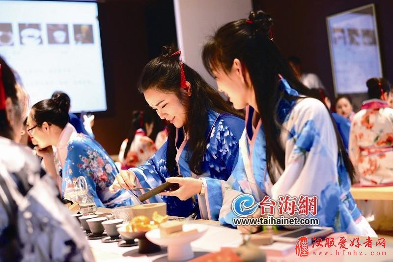 穿汉服学茶艺 建筑女铁人“柔美”过节