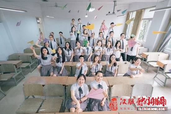 南信大学生穿上小时代服装拍毕业照。 张博凯摄