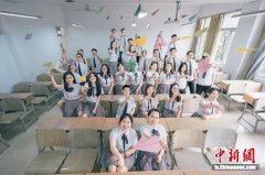 古今交融 南信大学生穿上汉服和小时代服装拍毕业照