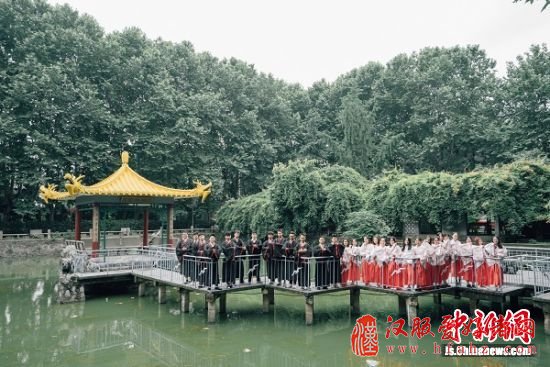 南信大学生穿上汉服和学士服拍毕业照 张博凯摄